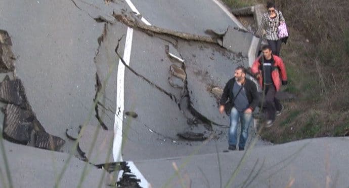 "Bemax" besplatno sanira klizište u Markovićima (VIDEO) "Bemax" besplatno sanira klizište u Markovićima (VIDEO)