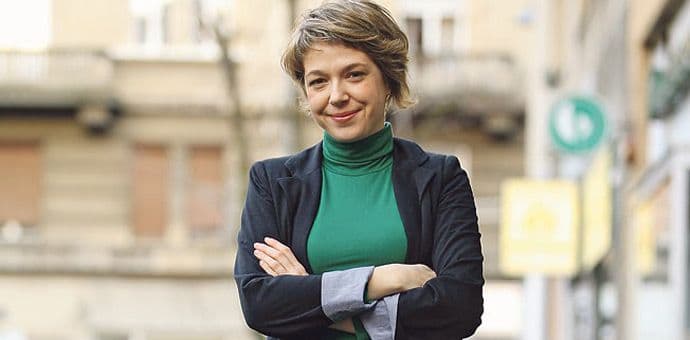 Poznata spisateljica Ivana Simić-Bodrožić gostuje u Tivtu Poznata spisateljica Ivana Simić-Bodrožić gostuje u Tivtu