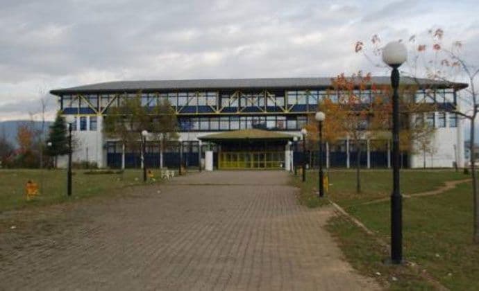 Gimnazija u Nikšiću: Napali profesora i vrijeđali policajce Gimnazija u Nikšiću: Napali profesora i vrijeđali policajce