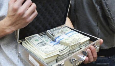 Uzeo đedu 25.000 dolara pa dijelio novčanice po školi Uzeo đedu 25.000 dolara pa dijelio novčanice po školi