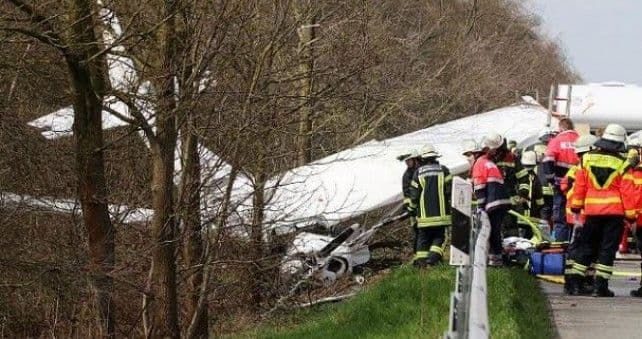 NJEMAČKA: Sportski avion se srušio na autoput NJEMAČKA: Sportski avion se srušio na autoput