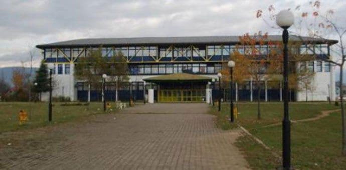 Istraga zbog incidenta u dvorištu nikšićke Gimnazije: Saslušavaju i učenike Istraga zbog incidenta u dvorištu nikšićke Gimnazije: Saslušavaju i učenike