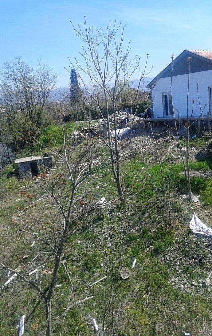 SKANDALOZNA NEKULTURA: Stiroporom oblaže kuću, pa baca okolo SKANDALOZNA NEKULTURA: Stiroporom oblaže kuću, pa baca okolo