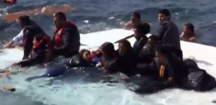 Nasukao se brod sa migrantima na Rodosu (VIDEO) Nasukao se brod sa migrantima na Rodosu (VIDEO)