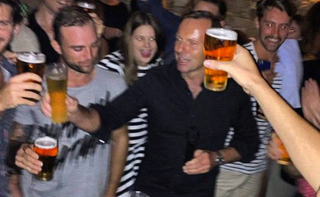 VIDEO: Australijski premijer ispio kriglu piva za sedam sekundi VIDEO: Australijski premijer ispio kriglu piva za sedam sekundi