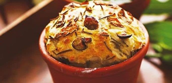 Hljeb s ruzmarinom i maslinama u glinenoj saksiji za cvijeće Hljeb s ruzmarinom i maslinama u glinenoj saksiji za cvijeće