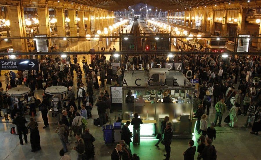 Voz udario u kamion, 30 osoba povrijeđeno Voz udario u kamion, 30 osoba povrijeđeno