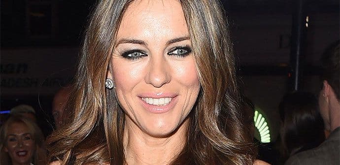 Ima 49 godina, a ovako joj stoji uska haljina s dubokim dekolteom Ima 49 godina, a ovako joj stoji uska haljina s dubokim dekolteom