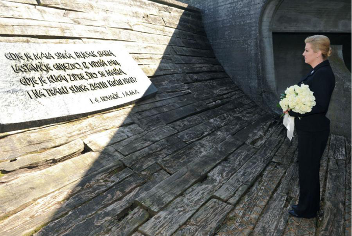 Grabar- Kitarović odala počast žrtvama Jasenovca Grabar- Kitarović odala počast žrtvama Jasenovca