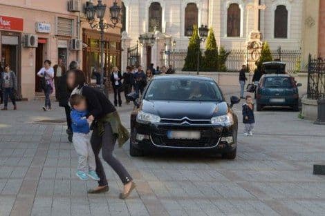 BAHATI POPOVI: Limuzinom SPC pravo kroz pješačku zonu, građani sklanjali djecu BAHATI POPOVI: Limuzinom SPC pravo kroz pješačku zonu, građani sklanjali djecu