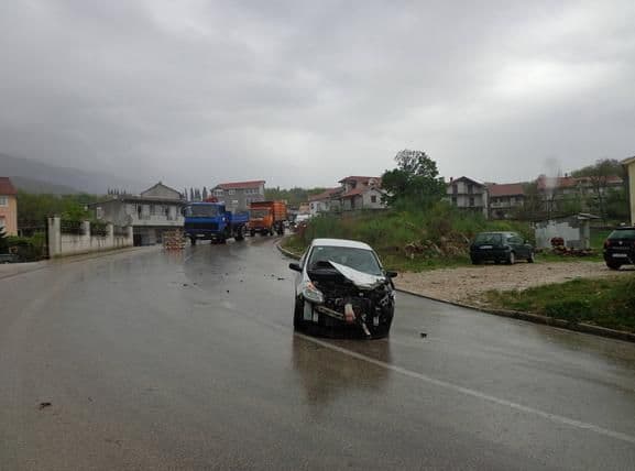 Sudar tri vozila u Herceg Novom  Sudar tri vozila u Herceg Novom