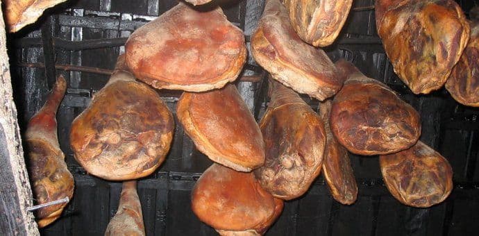 Spriječeno krijumčarenje njeguškog pršuta na Gostunu Spriječeno krijumčarenje njeguškog pršuta na Gostunu