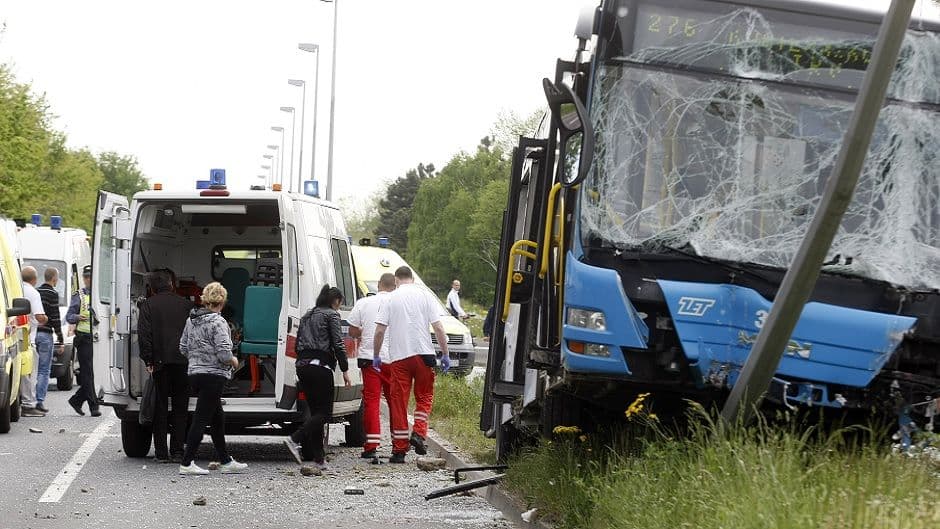 Zagreb: Više od 30 ljudi povrijeđeno u sudaru gradskog autobusa Zagreb: Više od 30 ljudi povrijeđeno u sudaru gradskog autobusa