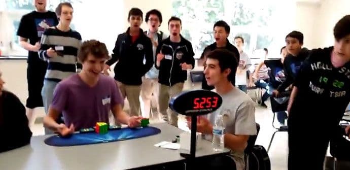 Složio Rubikovu kocku za 5 sekundi (VIDEO) Složio Rubikovu kocku za 5 sekundi (VIDEO)