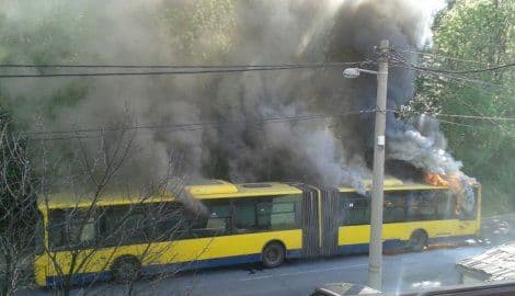 BEOGRAD:  Izgorio autobus, tramvaj izletio iz šina BEOGRAD:  Izgorio autobus, tramvaj izletio iz šina