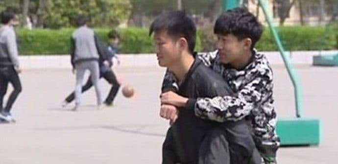 Već tri godine do škole na leđima nosi svog nepokretnog druga Već tri godine do škole na leđima nosi svog nepokretnog druga