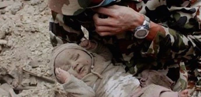 Čudo iz Nepala: Beba pronađena živa ispod ruševina Čudo iz Nepala: Beba pronađena živa ispod ruševina