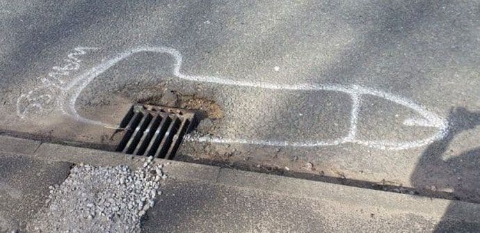 Ovako tjera nadležne da poprave rupe na cestama (FOTO) Ovako tjera nadležne da poprave rupe na cestama (FOTO)