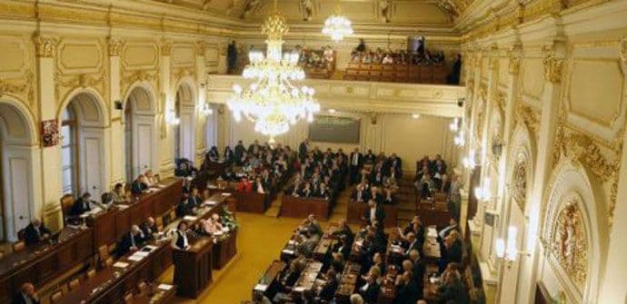 Čeh pokušao da se ubije skokom sa balkona među poslanike Čeh pokušao da se ubije skokom sa balkona među poslanike