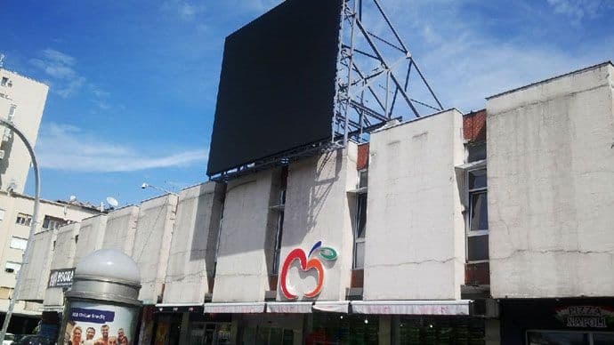 Veliki LED ekran na zgradi Beka  Veliki LED ekran na zgradi Beka