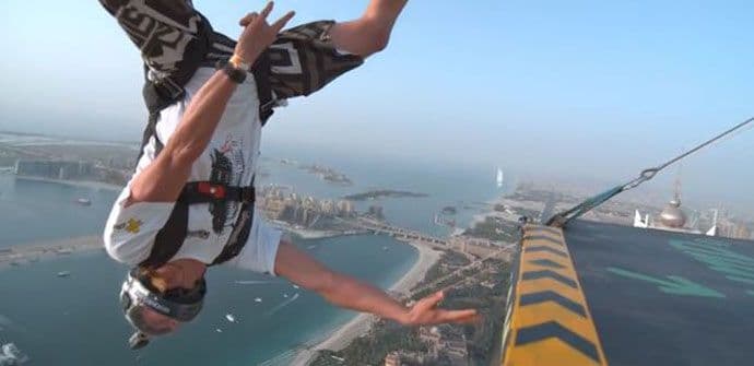 Skok sa 99 sprata nebodera u Dubaiju (VIDEO) Skok sa 99 sprata nebodera u Dubaiju (VIDEO)