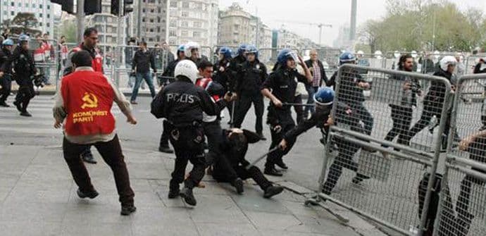 Turska: Policija vodenim topovima i suzavcem rastjeruje demonstrante Turska: Policija vodenim topovima i suzavcem rastjeruje demonstrante