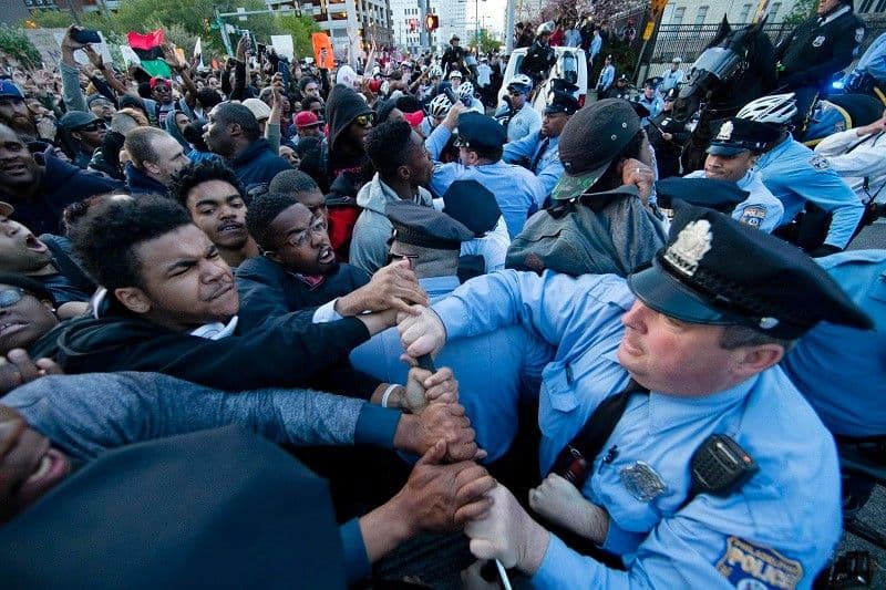 BALTIMOR: Optuženo šest policajaca za ubistvo BALTIMOR: Optuženo šest policajaca za ubistvo