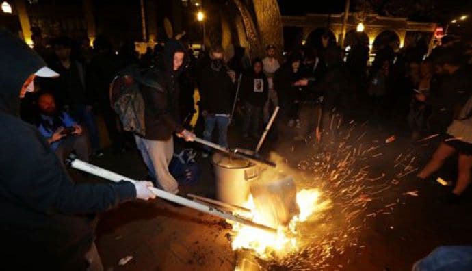 Kamenicama i motkama na policajce u Sijetlu Kamenicama i motkama na policajce u Sijetlu