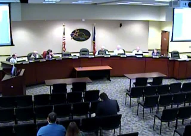 VIDEO: Poslanik otišao u WC i zaboravio da skine mikrofon VIDEO: Poslanik otišao u WC i zaboravio da skine mikrofon