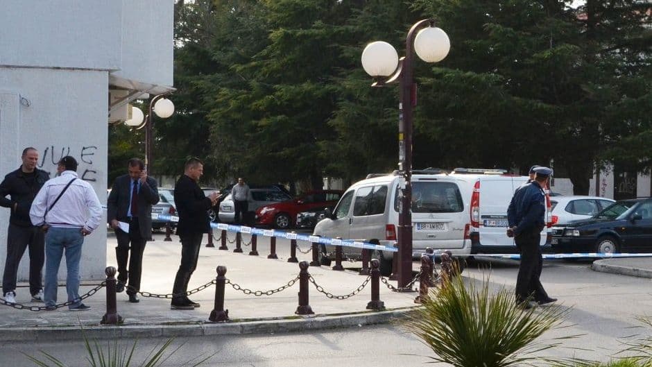 Razriješen slučaj automatske puške u „golfu 2“ u Baru Razriješen slučaj automatske puške u „golfu 2“ u Baru