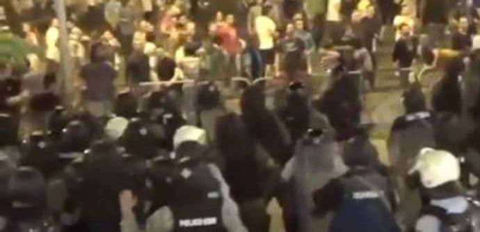 Najmanje 19 ljudi povrijeđeno u sukobima policije i demonstranata u Skoplju (VIDEO) Najmanje 19 ljudi povrijeđeno u sukobima policije i demonstranata u Skoplju (VIDEO)