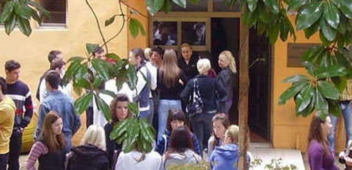 Srednjoškolci većinom upisuju fakultet koji su upisali njihovi drugovi Srednjoškolci većinom upisuju fakultet koji su upisali njihovi drugovi