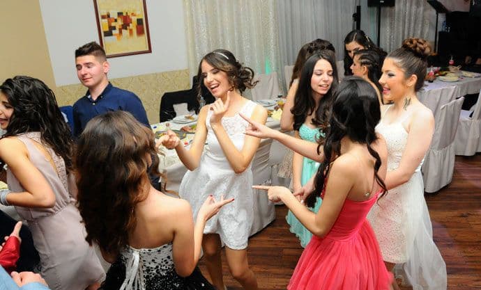 FOTO: Počela sezona polumaturskih i maturskih večeri! FOTO: Počela sezona polumaturskih i maturskih večeri!