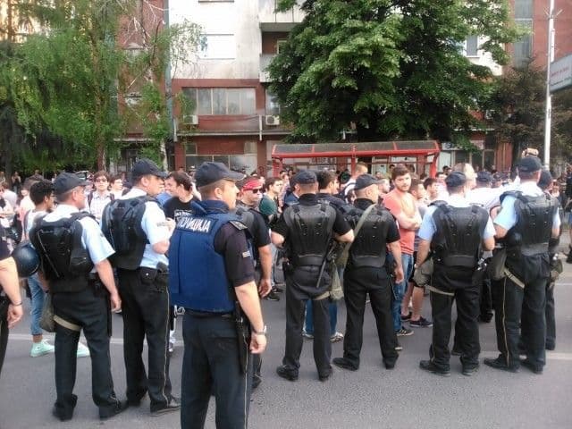 SKOPLJE: I večeras protesti, blokiran prilaz Vladi SKOPLJE: I večeras protesti, blokiran prilaz Vladi