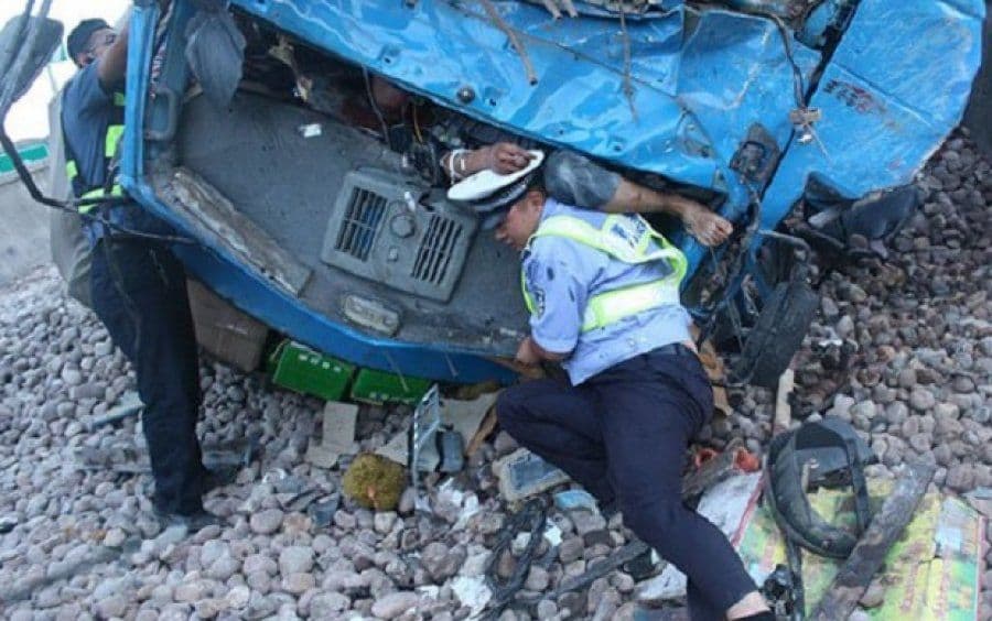 HEROJ: Policajac satima tijelom držao muškarca zarobljenog u olupini kako bi mu ublažio bolove HEROJ: Policajac satima tijelom držao muškarca zarobljenog u olupini kako bi mu ublažio bolove