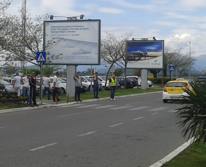 Divljanje "divljih" taksista na aerodromu  Divljanje "divljih" taksista na aerodromu