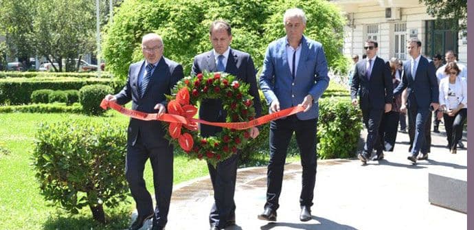 Delegacija Glavnog grada položila vijenac na spomenik Marku Miljanovu Delegacija Glavnog grada položila vijenac na spomenik Marku Miljanovu