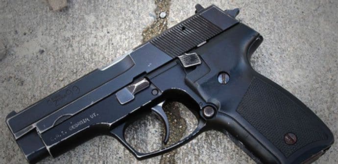 Podgorica: Policija pronašla pištolj tokom pretresa lokala, uhapšeno jedno lice  Podgorica: Policija pronašla pištolj tokom pretresa lokala, uhapšeno jedno lice