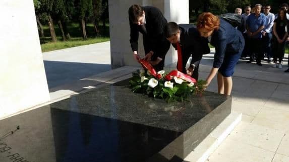 Žrtve pale u borbi za slobodu zaslužuju vječitu zahvalnost i poštovanje Žrtve pale u borbi za slobodu zaslužuju vječitu zahvalnost i poštovanje