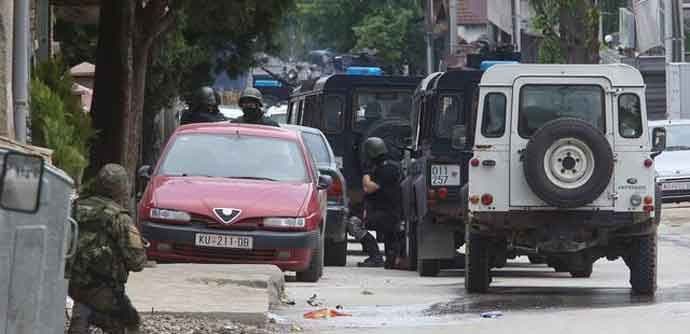 Sukob u Kumanovu traje, policija pomaže evakuaciju stanovništva Sukob u Kumanovu traje, policija pomaže evakuaciju stanovništva