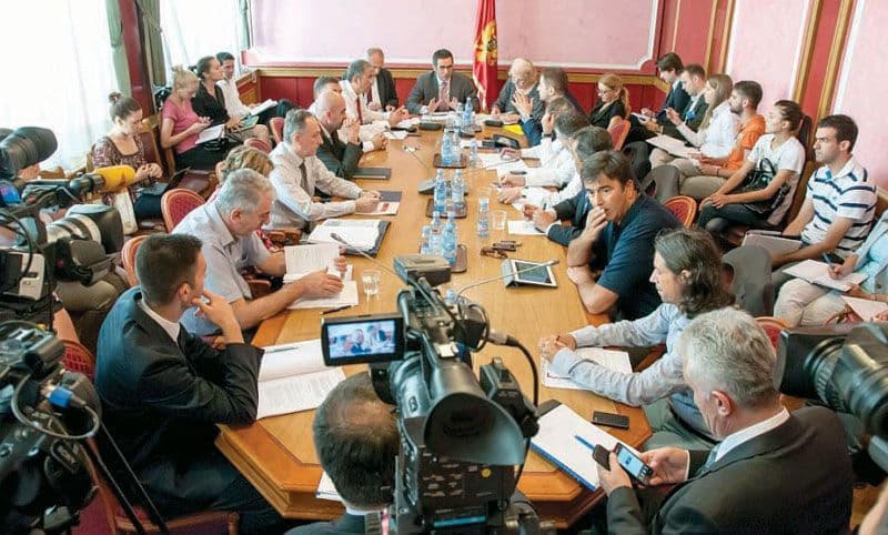 OPOZICIJA: Gradnja autoputa ugrožava javne finansije OPOZICIJA: Gradnja autoputa ugrožava javne finansije