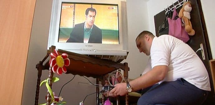 Lazović i Kovačević uručili uređaje za prijem digitalnog signala Lazović i Kovačević uručili uređaje za prijem digitalnog signala