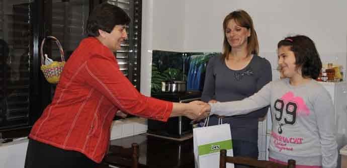 Kovačević i Lazović uručila prve uređaje za prijem digitalnog signala Kovačević i Lazović uručila prve uređaje za prijem digitalnog signala