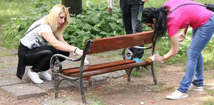 Sava Montenegro postavila nove klupe u parku Petra II Petrovića Njegoša Sava Montenegro postavila nove klupe u parku Petra II Petrovića Njegoša