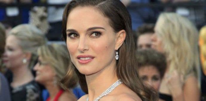 Natali Portman kao Džeki Kenedi Natali Portman kao Džeki Kenedi