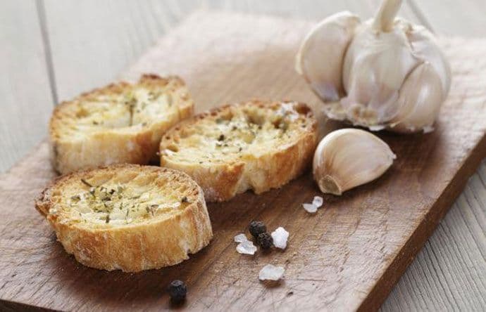 Hrskavi hljeb s bijelim lukom Hrskavi hljeb s bijelim lukom
