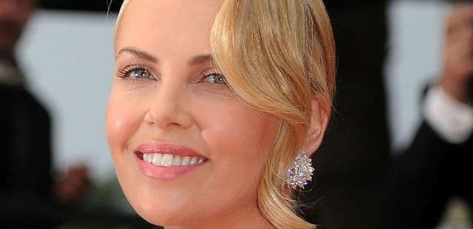 Foto: Šarliz Teron zablistala na crvenom tepihu Foto: Šarliz Teron zablistala na crvenom tepihu