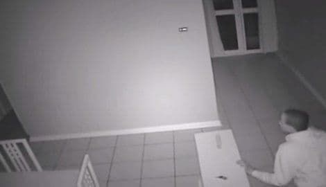 VIDEO:  Pljačkaši upadaju u kuću, djevojka uzima pravdu u svoje ruke VIDEO:  Pljačkaši upadaju u kuću, djevojka uzima pravdu u svoje ruke