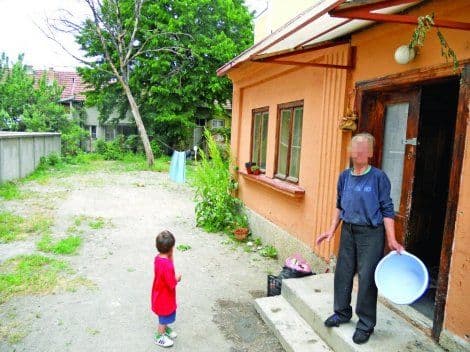 Baba vezala unuka lancem za drvo Baba vezala unuka lancem za drvo