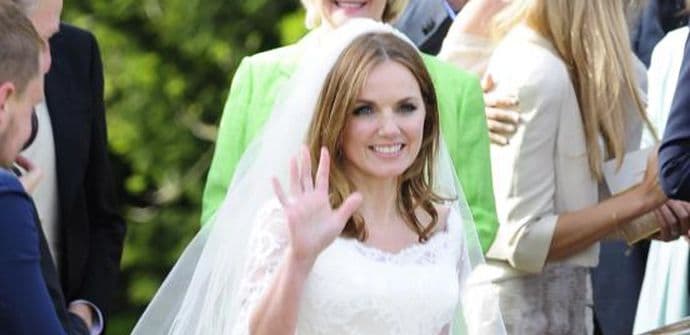 FOTO: Udala se poznata pjevačica: Vjenčanica dostojna princeze FOTO: Udala se poznata pjevačica: Vjenčanica dostojna princeze